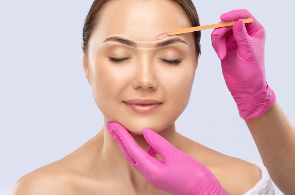 Mujer recibiendo el tratamiento de Ácido Hialurónico para la voluminización