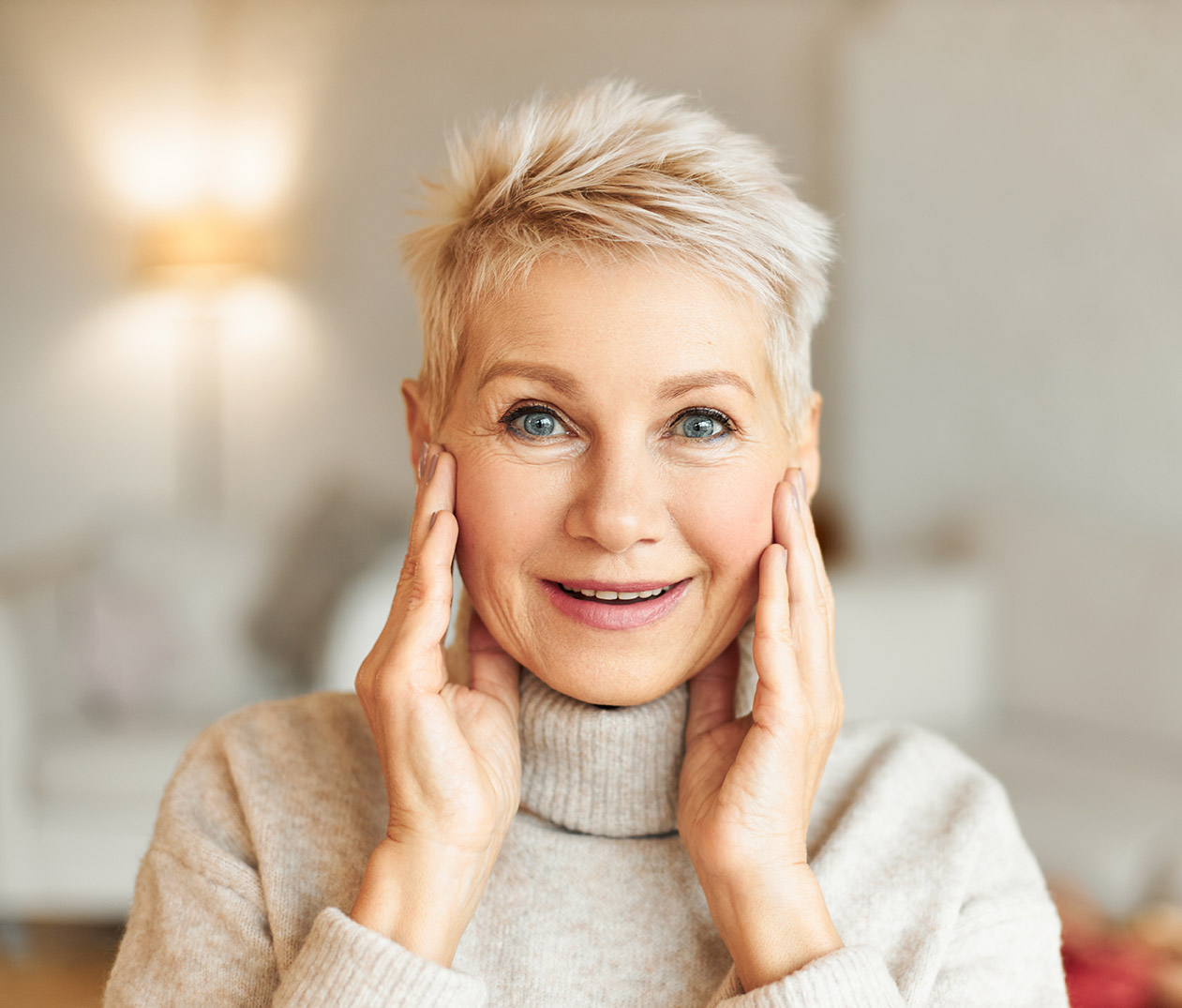 Mujer aombrada con el resultado de mesoterapia facial