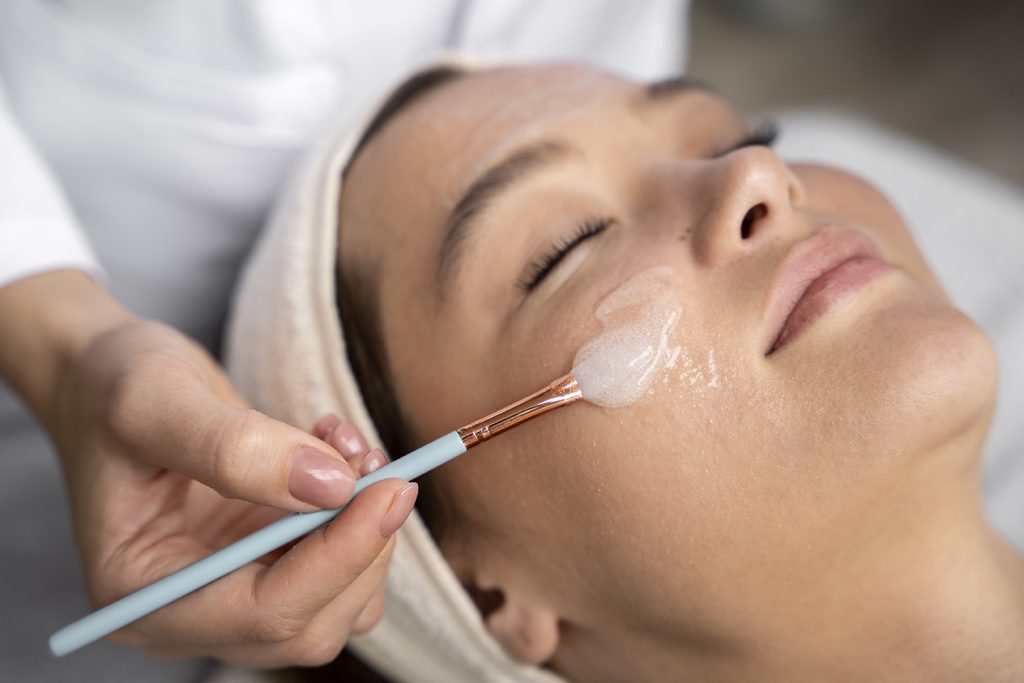 Mujer recibiendo tratamiento de Peeling facial