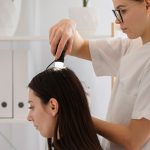 Mujer recibiendo un tratamiento capilar