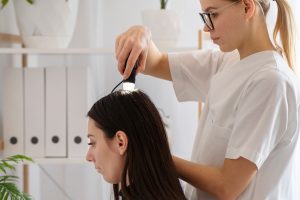 Mujer recibiendo un tratamiento capilar