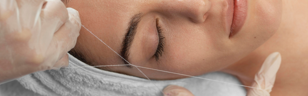 médico aplicando e tratamiento de hilos tensores faciales a una mujer