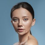 Mujer joven con gráfico para intervención con hilos tensores faciales