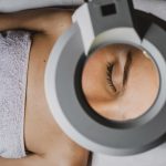 Detalle de aumento a través de una lente de aumento en una Clínica de Estética