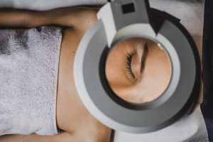 Detalle de aumento a través de una lente de aumento en una Clínica de Estética